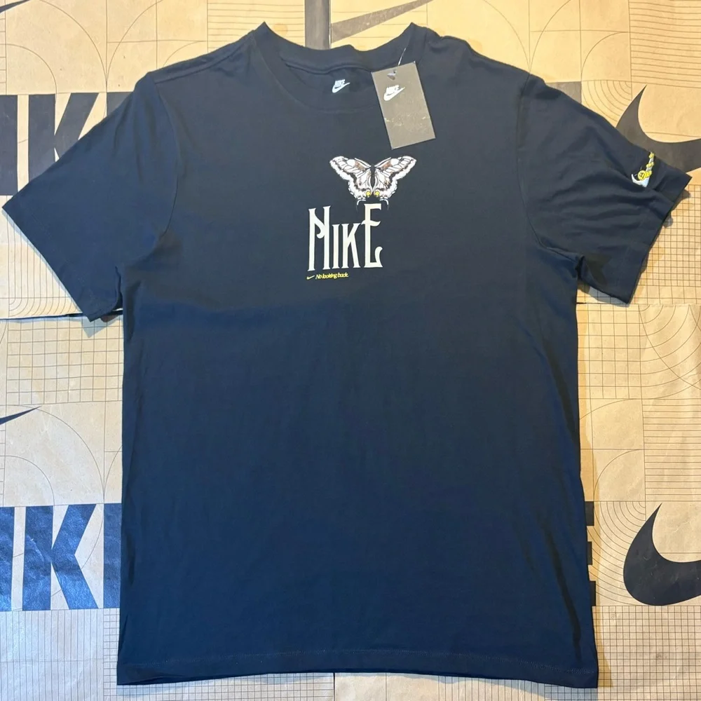 Nike Sportswear Swoosh Graphic logo tee